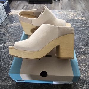 TOMS Women's Cream and Tan Block Heel Mules